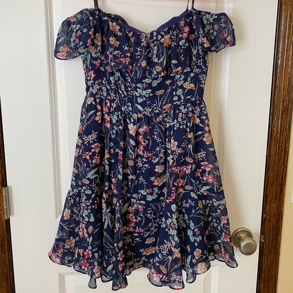 Lulus off the shoulder dress Size M - Picture 1 of 4